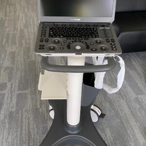 Sonosvcape E1 Schwarz-Weiss -Laptopsystem mit Gerätewagen und Trolley