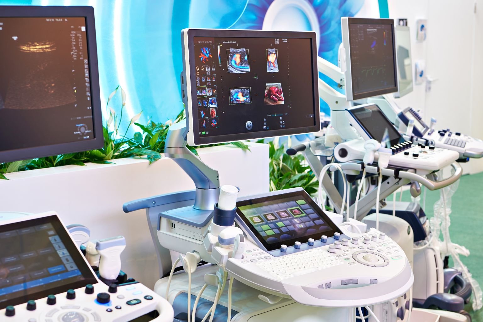 ROWAMED e. K. bietet Ärzten komplette Lösungen rund um Ultraschallgeräte – vom Einstiegssystem (Versana Essential) über Beratung, Service und Finanzierung bis hin zur Schulung.